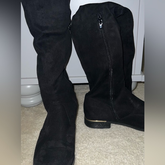 Black thigh high boots - Picture 2 of 3